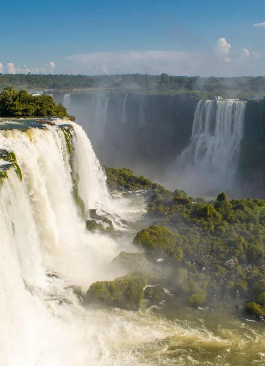 Cataratas do Iguaçu cercadas por vegetação